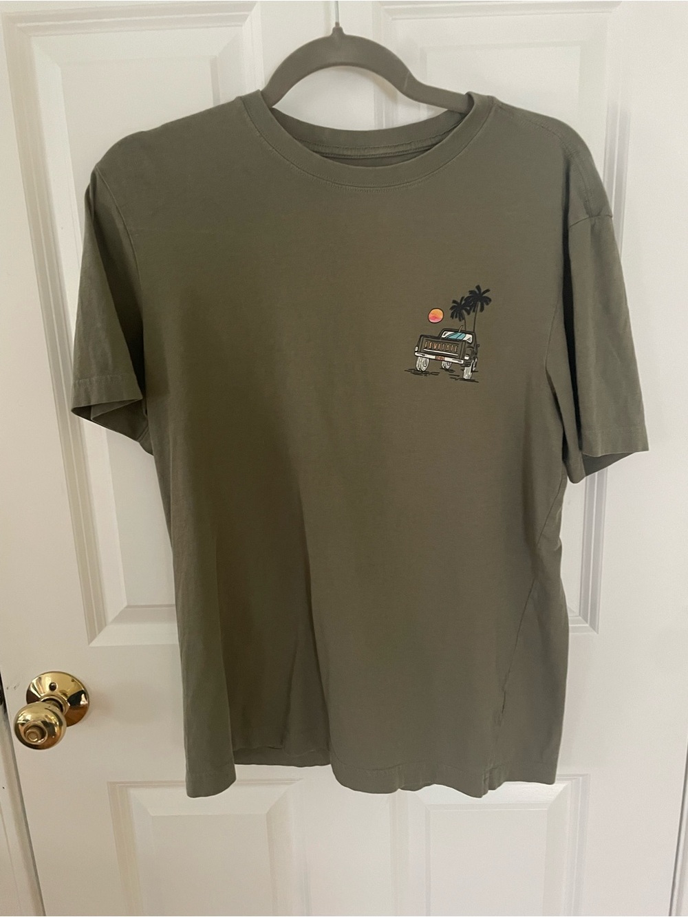Short-Sleeve Olive Graphic Tee with Beach Truck Motif